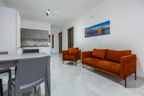 Seabreeze apartment by SF HOMES - meters away from the beach & pools
